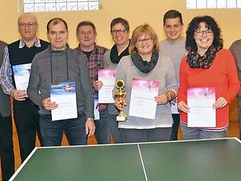 Siegerehrung der Vereinsmeister beim TV Marienroth. Von links Bürgermeister Hans Pietz, Gottfried Grom, Gerhard Fiedler, Thomas Beetz, Anja Hofmann (Kassiererin), Anni Fiedler (Abteilungsleiterin TT), Johannes Fiedler, Simone Kirchner (2. Vorsitzende) und Vorsitzender Jürgen Barnickel  Foto: K.-H. Hofmann