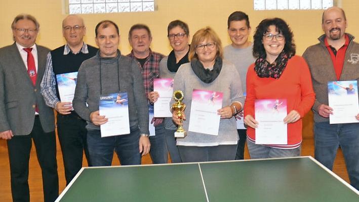 Siegerehrung der Vereinsmeister beim TV Marienroth. Von links Bürgermeister Hans Pietz, Gottfried Grom, Gerhard Fiedler, Thomas Beetz, Anja Hofmann (Kassiererin), Anni Fiedler (Abteilungsleiterin TT), Johannes Fiedler, Simone Kirchner (2. Vorsitzende) und Vorsitzender Jürgen Barnickel  Foto: K.-H. Hofmann
