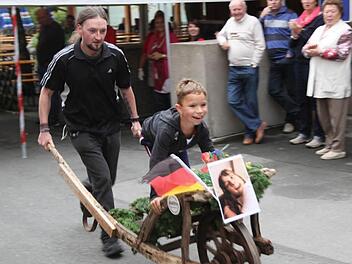 Der jüngste Teilnehmer (auf dem Schubkarren) beim Rennen rund um Heckenhof war Roben Baumann, geschoben von Alexander Bogner. Das Duo belegte zwar den letzten Platz, hatte aber riesig Spaß.  Fotos: Georg Wolf