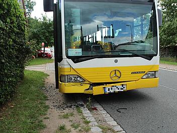 Der Schaden am Bus hält sich nach dem Aufprall in Grenzen.  Foto: Andreas Dorsch