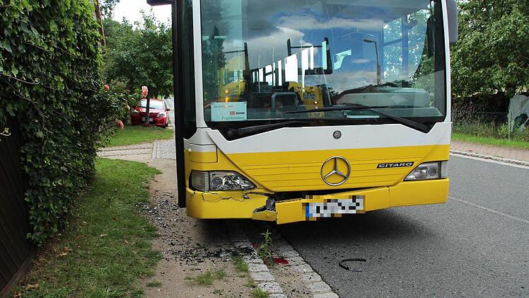 Der Schaden am Bus hält sich nach dem Aufprall in Grenzen.  Foto: Andreas Dorsch