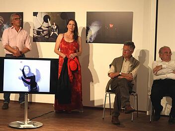 Ausstellungseröffnung von und mit Ulrike Mahr (oben Mitte)  Foto: Michael Wunder