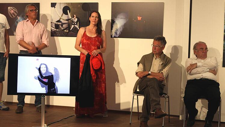 Ausstellungseröffnung von und mit Ulrike Mahr (oben Mitte)  Foto: Michael Wunder