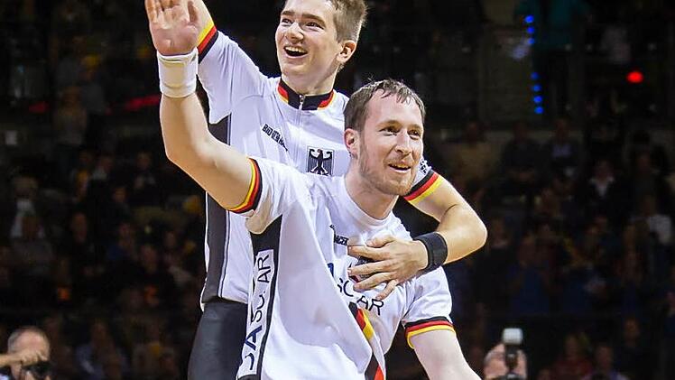 Mehr als nur Konkurrenten: Michael Niedermeier lud Lukas Kohl (hinten) auf eine Ehrenrunde mit seinem Rad ein - eine große Geste nach einem dramatischen Finale. Foto: O. Stoll/dieSportFotografen.de