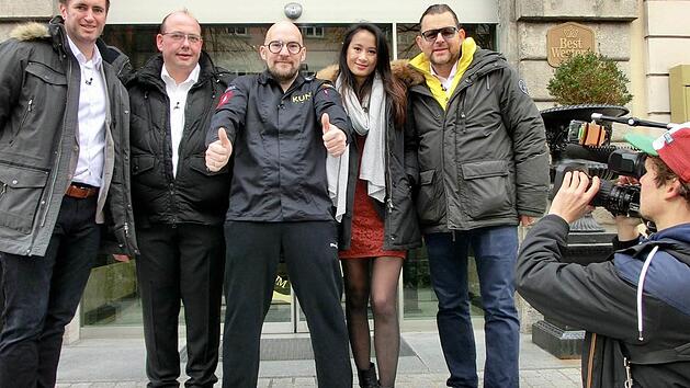 Bei den Aufnahmen zu "Mein Lokal, Dein Lokal" in W&uuml;rzburg (von links) die K&ouml;che Sebastian Bayerl (Erks Stube), Christian Krenig (Teufelskeller), Benedikt Faust (Kuno 1408, Rebstock), Quynh-Giao Le (Phamous im Hotel Russ) und Ralf Barthelmes (Martinsklause). Foto: Herbert Kriener