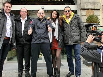 Bei den Aufnahmen zu "Mein Lokal, Dein Lokal" in Würzburg (von links) die Köche Sebastian Bayerl (Erks Stube), Christian Krenig (Teufelskeller), Benedikt Faust (Kuno 1408, Rebstock), Quynh-Giao Le (Phamous im Hotel Russ) und Ralf Barthelmes (Martinsklause). Foto: Herbert Kriener