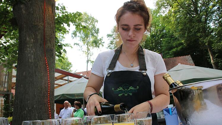 Zur Begrüßung gab es ein Gläschen Sekt. Foto: Jürgen Gärtner