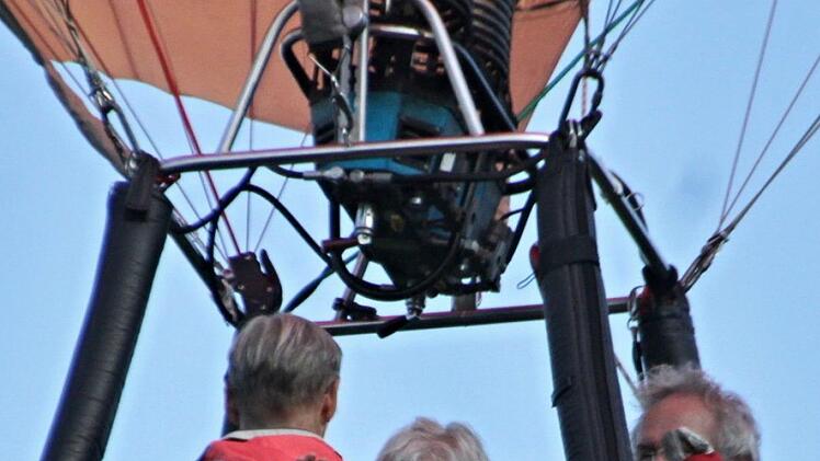 Zages Winken von Maria Hafenecker nach unten kurz nach dem Start, mit der linken Hand den Korb fest umklammert, geht es nach oben. Foto: Helmut Will