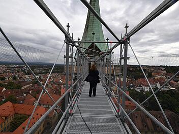 Hallo Turmspitze! Wieder unten angekommen auf dem Domplatz, will man gar nicht mehr so recht glauben, das man so nah dran war.