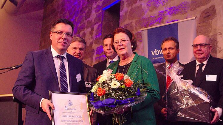 Glückwünsche für Preisträgerin Frauke Ancker gab es von (von links) Thomas Nagel, Landrat Klaus Peter Söllner, vbw-Vorsitzendem Patrick Püttner und den Chefredakteuren Frank Förtsch und Johann Pirthauer. Foto: Christopher Michael