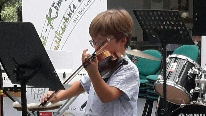 Keine Spur von Lampenfieber zeigte der erst siebenjährige Leonhard Gayer bei seinem Gastauftritt. Foto: Rolf Pralle