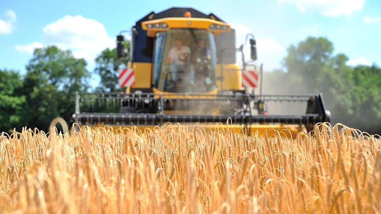 Zum Brand eines Mähdrescher ist es am Donnerstagnachmittag im Kreis Lichtenfels gekommen. Symbolbild: Foto: Uwe Anspach/dpa