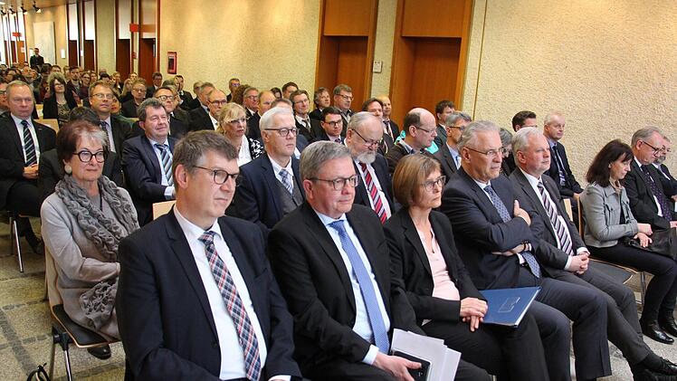 Zur Amtseinführung des neuen Direktors des Amtsgerichts Erlangen Helmut Köhler sind viele Personen aus Justiz und Politik, darunter Innenminister Joachim Herrmann, gekommen. Foto: Christian Bauriedel