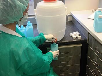 Eigentlich nicht die Alltagsaufgabe einer Krankenhausapotheke: Abfüllung von Hände-Desinfektionsmittel in der Klinik-Apotheke Sonneberg. Foto: Regiomed