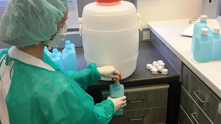 Eigentlich nicht die Alltagsaufgabe einer Krankenhausapotheke: Abfüllung von Hände-Desinfektionsmittel in der Klinik-Apotheke Sonneberg. Foto: Regiomed