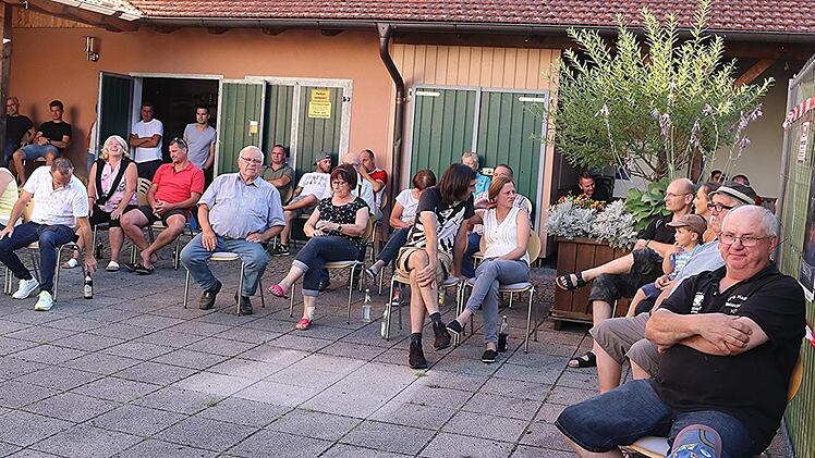 Eine Open-Air-Veranstaltung war die Bürgerversammlung am Donnerstagabend in Reutersbrunn im Hof der ehemaligen Schule.
