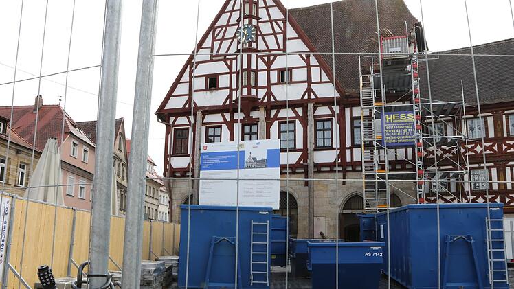 Ende 2023 soll das Rathaus fertig saniert sein. Die Sanierung wird mindestens 22,7 Millionen Euro kosten. Foto: Barbara Herbst