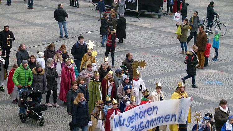 Sternsinger zeigen gerade in der Corona-Pandemie, dass sie für Kinder in Not da sind. "Wir halten zusammen" - dieses Banner von 2018 passt auch 2020/21 nach Bamberg.     Foto: Marion Krüger-Hundrup