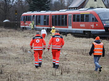 Auto kollidiert an Bahnübergang mit Zug
