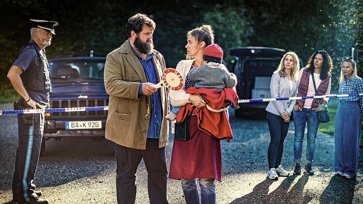 Spurensicherung an einem Tatort: Behringer (Antoine Monot) und seine Schwester Anne Loncar (Jessica Ginkel) k&uuml;mmern sich nebenbei um Baby Jacob Kronau (Sam Wieshammer).