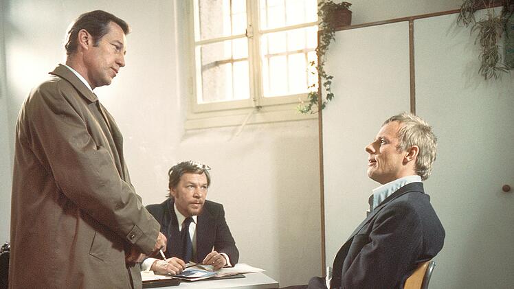 Kommissar Haferkamp (Hansj&ouml;rg Felmy, links) verh&ouml;rt Dr. K&uuml;rschner (Rolf Becker, rechts).