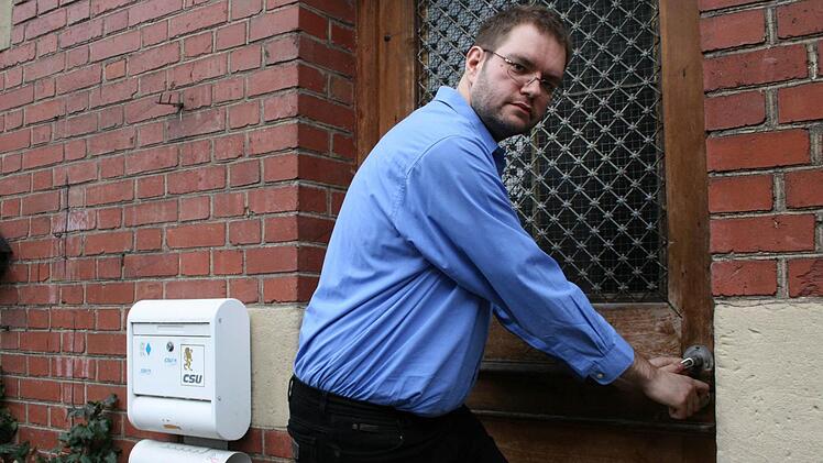 Im März öffnete Udo Güldner als frischgebackener Kreisgeschäftsführer die Tür zum CSU-Büro. Jetzt hat er den Schlüssel wieder abgegeben.  Foto: Archiv Roepert