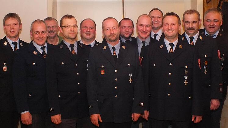 Ehrungen mit (von links) Thomas Straub (stellvertretender Kommandant), Jürgen Schlereth, Wolfgang Schlereth, Josef Pfülb, Hubert Schlereth, Bernhard Schlereth, Andreas Pfülb, Roland Kleinhenz, Volker Müller, Roland Metz, Klaus Preisendörfer und Thomas Albert.  Foto: Björn Hein