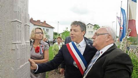 Zum 10-Jährigen Bestehen der Partnerschaft mit Douvres-la-Délivrande entstand an der "Douvres-Park" mit Gedenkstein.