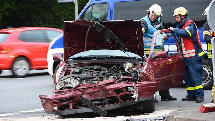 Nur noch Schrottwert haben die Autos, die am Dienstagabend auf der Schauer-Kreuzung in Kulmbach zusammenstießen. Foto: Dagmar Besand