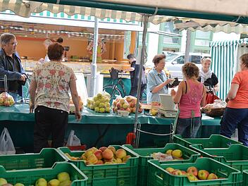 Blick über den Stand von Obstbau Gräb, der ganzjährig Äpfel aus eigenem Anbau und zusätzlich die Früchte der Saison feil bietet. Foto: Ronald Rinklef