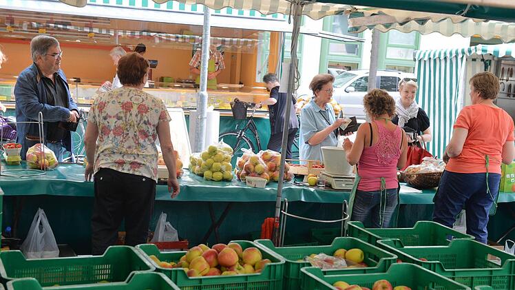 Blick über den Stand von Obstbau Gräb, der ganzjährig Äpfel aus eigenem Anbau und zusätzlich die Früchte der Saison feil bietet. Foto: Ronald Rinklef