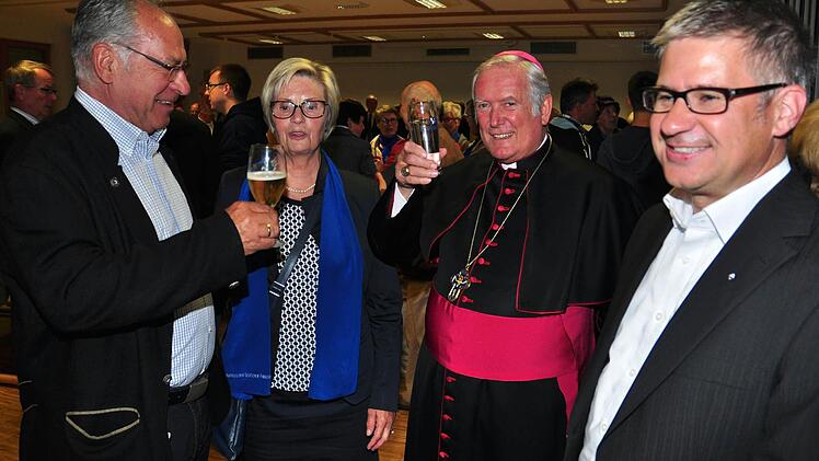 Bischof Friedhelm Hofmann (zweiter von rechts) sprach mit allen, die zum Empfang im Pfarrsaal gekommen waren. Unser Bild zeigt (von links) den ehemaligen Bürgermeister von Haßfurt, Rudi Eck, seine Frau Rosi Eck sowie Pfarrer Stephan Eschenbacher (rechts).