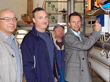 Bürgermeister Andreas Hügerich nimmt die Anlage in Betrieb. Mit dabei von links: Elmar Dusold, Dietmar Weiß und Christian Lotz Foto: Andreas Welz