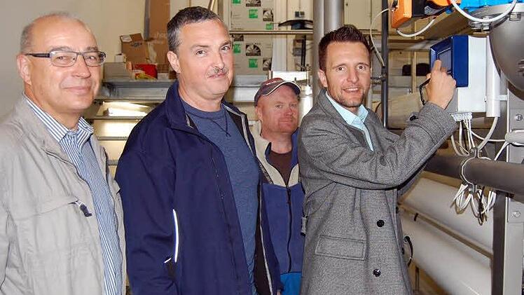 Bürgermeister Andreas Hügerich nimmt die Anlage in Betrieb. Mit dabei von links: Elmar Dusold, Dietmar Weiß und Christian Lotz Foto: Andreas Welz