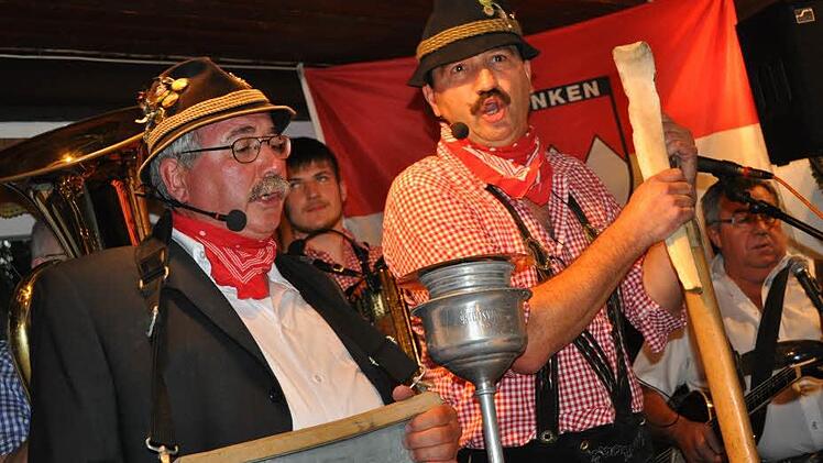 Krachledern und grad raus: die Iwinner Wirtshausschroller mit Bruno Schorn (links) und Uwe Rädlein. Fotos: Simon Albrecht