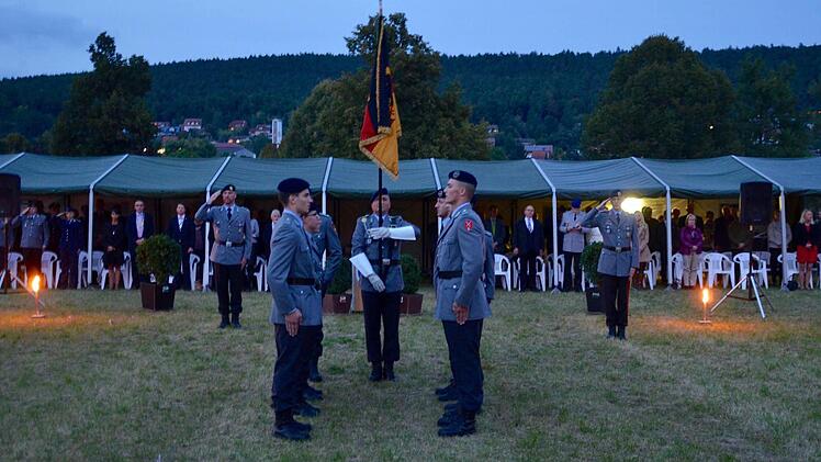 Ein kurzes Strammstehen stand nach nach der Vereidigung in Bad Bocklet an. Foto: Kathrin Kupka-Hahn