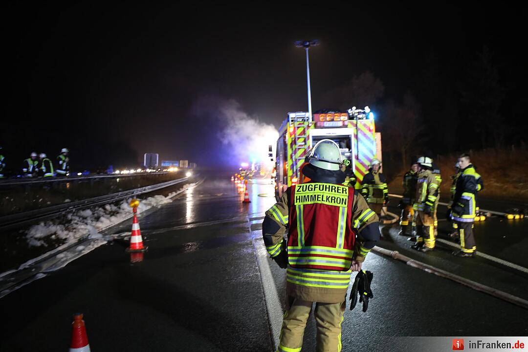Brennender Lastwagen blockiert Autobahn - A9 beidseitig aufgrund Rauchentwicklung gesperrt