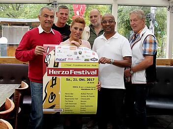 Die Gastronomen freuen sich auf das Festival (von links):  Hasan Sempatin (Altes Backhaus), Thomas Raab (Espressovita), Luan D´Angelo (Bayerischer Hof), Klaus Römmelt (Café Römmelt), Jagath Rideevitage (Taj Mahal) und Organisator Jürgen Rissmann Richard Sänger