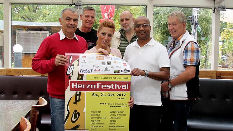 Die Gastronomen freuen sich auf das Festival (von links):  Hasan Sempatin (Altes Backhaus), Thomas Raab (Espressovita), Luan D´Angelo (Bayerischer Hof), Klaus Römmelt (Café Römmelt), Jagath Rideevitage (Taj Mahal) und Organisator Jürgen Rissmann Richard Sänger