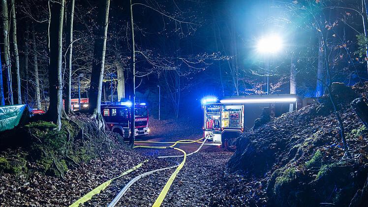 Waldhütte brennt lichterloh im Kreis Forchheim: Feuerwehr braucht Kilometer lange Schlauchleitung