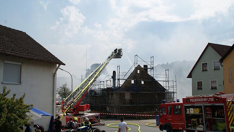 Brand im Dachstuhl: Feuer zerst&ouml;rt Doppelhaus im Kreis Bayreuth
