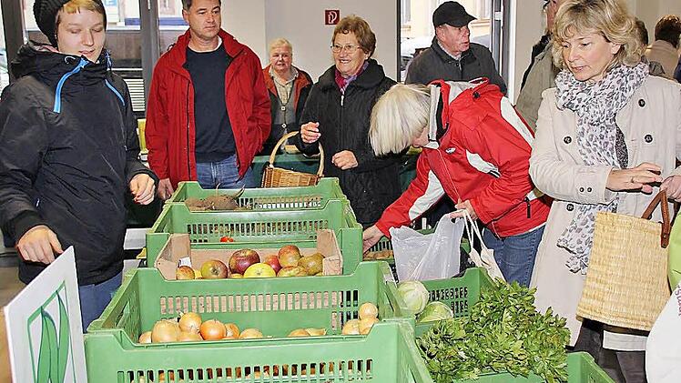 Der Bauernmarkt hat sich etabliert und sorgt jeweils am ersten Samstag eines Monats für viele zusätzliche Kunden in der Stadt. Ab dem Frühjahr 2013 soll es nun auch auf dem Hammelburger Marktplatz frische Lebensmittel und einiges mehr geben.  Foto: Markus Reeh