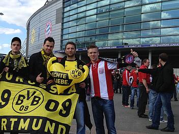 Hier fand das deutsche Finale in der Champions-League statt: die Fußballer des VfB Kulmbach Christopher Wohlfart, Max Wolharn, Marco Schlick und Florian Böhmer (von links) vor dem Wembley-Stadion. Fotos: privat