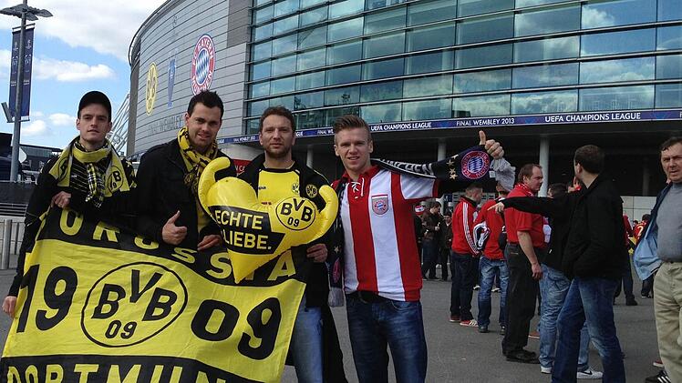 Hier fand das deutsche Finale in der Champions-League statt: die Fußballer des VfB Kulmbach Christopher Wohlfart, Max Wolharn, Marco Schlick und Florian Böhmer (von links) vor dem Wembley-Stadion. Fotos: privat