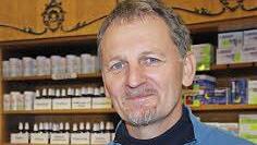 Apotheker Günter Merkl setzt auf Beratung vor Ort. Fotos: C. Schmitt