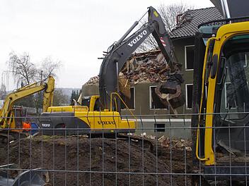 Schon zur Mittagszeit war gut ein Viertel des ersten Wohnblocks eingerissen.