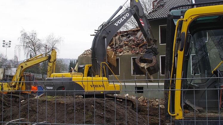 Schon zur Mittagszeit war gut ein Viertel des ersten Wohnblocks eingerissen.