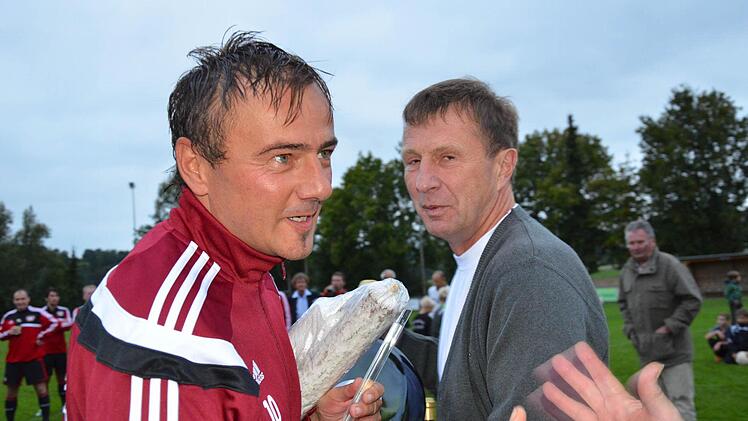 Thomas Ziemer vom 1. FC Nürnberg bei der Siegerehrung.