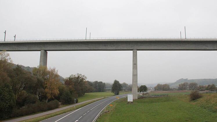 Neu - und schon einige Jahre alt, wenn 2017 die ersten ICEs fahren: Die Füllbachbrücke bei Grub am Forst.
