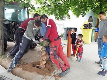 Was das wohl wird? Auf jeden Fall irgendwas für uns, wissen die Wickendorfer Kindergartenkinder. Ihre Eltern haben fleißig angepackt, um den Spielplatz neu zu gestalten.